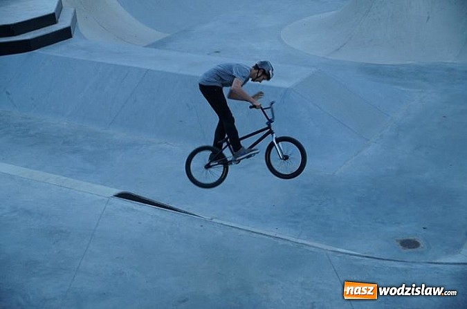 Zdjęcie w galerii na portalu naszwodzislaw.com: Tego jeszcze u nas nie było! NIGHT JAM na otwarcie skateparku wiadomości z regionu