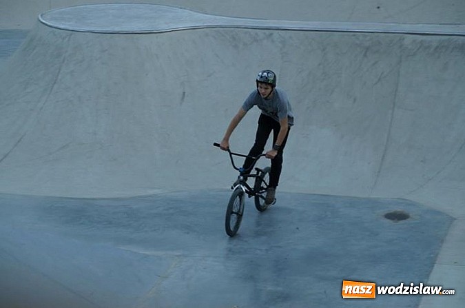 Zdjęcie w galerii na portalu naszwodzislaw.com: Tego jeszcze u nas nie było! NIGHT JAM na otwarcie skateparku wiadomości z regionu