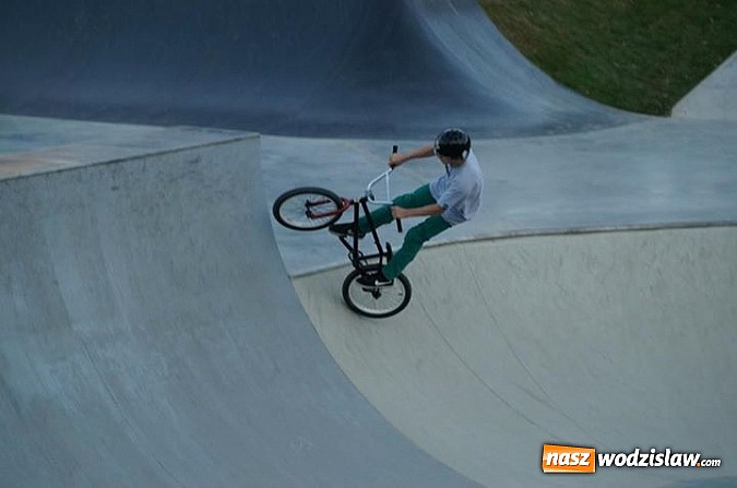 Zdjęcie w galerii na portalu naszwodzislaw.com: Tego jeszcze u nas nie było! NIGHT JAM na otwarcie skateparku wiadomości z regionu