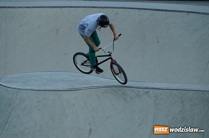 Zdjęcie w galerii na portalu naszwodzislaw.com: Tego jeszcze u nas nie było! NIGHT JAM na otwarcie skateparku wiadomości z regionu