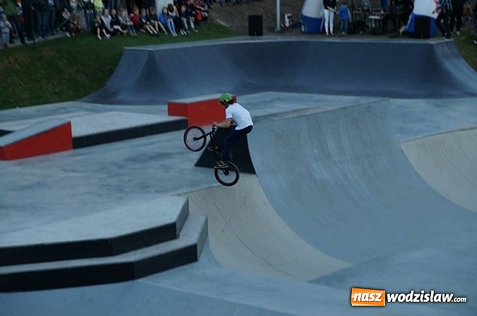 Zdjęcie w galerii na portalu naszwodzislaw.com: Tego jeszcze u nas nie było! NIGHT JAM na otwarcie skateparku wiadomości z regionu