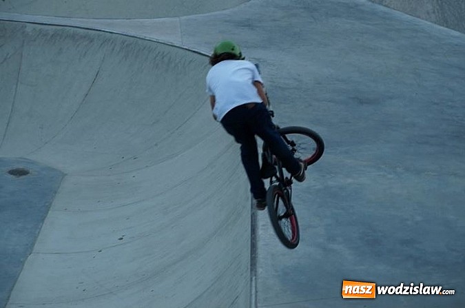 Zdjęcie w galerii na portalu naszwodzislaw.com: Tego jeszcze u nas nie było! NIGHT JAM na otwarcie skateparku wiadomości z regionu