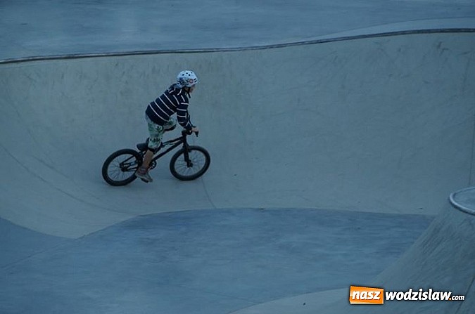 Zdjęcie w galerii na portalu naszwodzislaw.com: Tego jeszcze u nas nie było! NIGHT JAM na otwarcie skateparku wiadomości z regionu