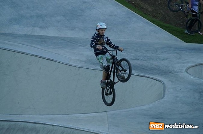 Zdjęcie w galerii na portalu naszwodzislaw.com: Tego jeszcze u nas nie było! NIGHT JAM na otwarcie skateparku wiadomości z regionu