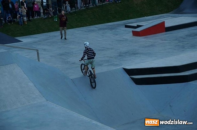 Zdjęcie w galerii na portalu naszwodzislaw.com: Tego jeszcze u nas nie było! NIGHT JAM na otwarcie skateparku wiadomości z regionu