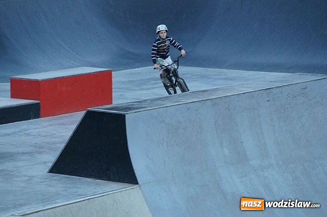 Zdjęcie w galerii na portalu naszwodzislaw.com: Tego jeszcze u nas nie było! NIGHT JAM na otwarcie skateparku wiadomości z regionu