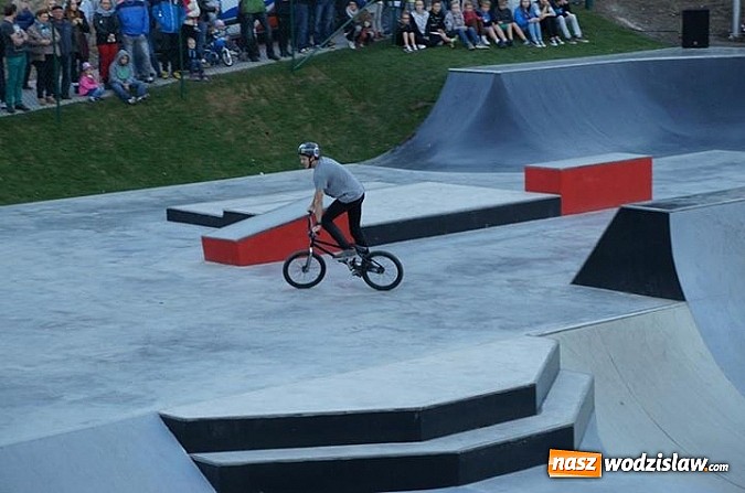 Zdjęcie w galerii na portalu naszwodzislaw.com: Tego jeszcze u nas nie było! NIGHT JAM na otwarcie skateparku wiadomości z regionu