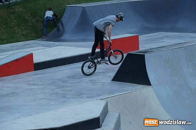 Zdjęcie w galerii na portalu naszwodzislaw.com: Tego jeszcze u nas nie było! NIGHT JAM na otwarcie skateparku wiadomości z regionu