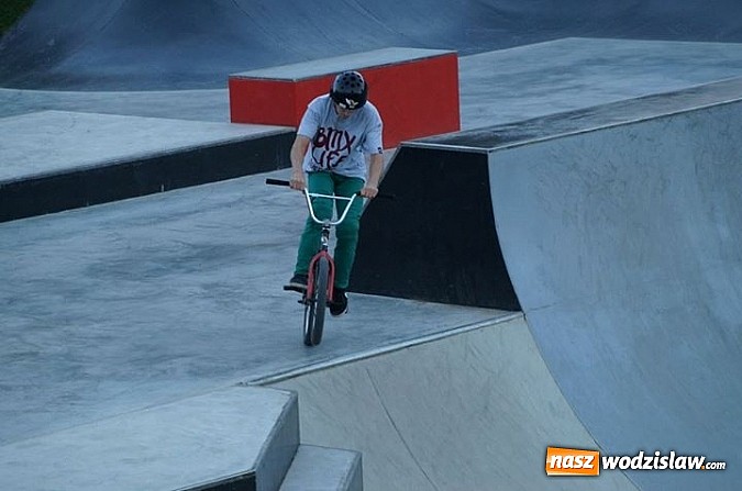 Zdjęcie w galerii na portalu naszwodzislaw.com: Tego jeszcze u nas nie było! NIGHT JAM na otwarcie skateparku wiadomości z regionu