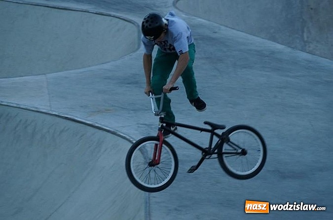 Zdjęcie w galerii na portalu naszwodzislaw.com: Tego jeszcze u nas nie było! NIGHT JAM na otwarcie skateparku wiadomości z regionu