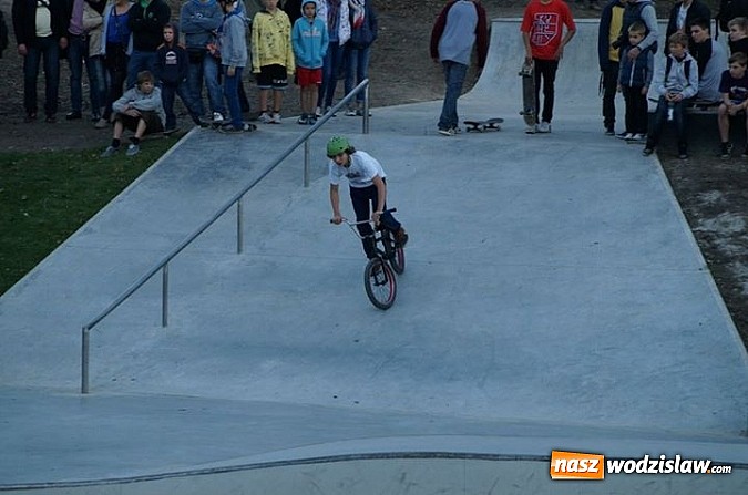 Zdjęcie w galerii na portalu naszwodzislaw.com: Tego jeszcze u nas nie było! NIGHT JAM na otwarcie skateparku wiadomości z regionu