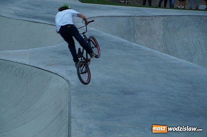 Zdjęcie w galerii na portalu naszwodzislaw.com: Tego jeszcze u nas nie było! NIGHT JAM na otwarcie skateparku wiadomości z regionu