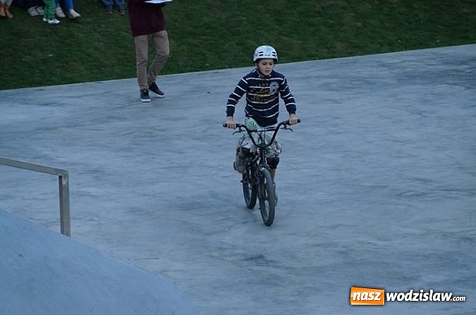 Zdjęcie w galerii na portalu naszwodzislaw.com: Tego jeszcze u nas nie było! NIGHT JAM na otwarcie skateparku wiadomości z regionu