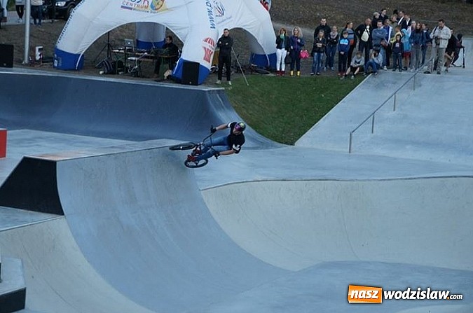 Zdjęcie w galerii na portalu naszwodzislaw.com: Tego jeszcze u nas nie było! NIGHT JAM na otwarcie skateparku wiadomości z regionu