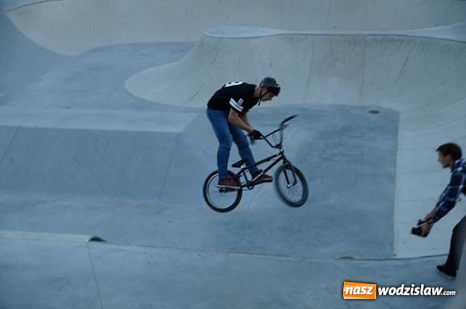 Zdjęcie w galerii na portalu naszwodzislaw.com: Tego jeszcze u nas nie było! NIGHT JAM na otwarcie skateparku wiadomości z regionu