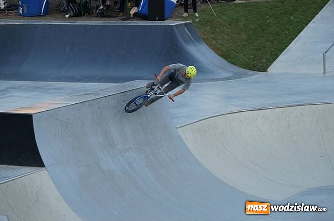 Zdjęcie w galerii na portalu naszwodzislaw.com: Tego jeszcze u nas nie było! NIGHT JAM na otwarcie skateparku wiadomości z regionu