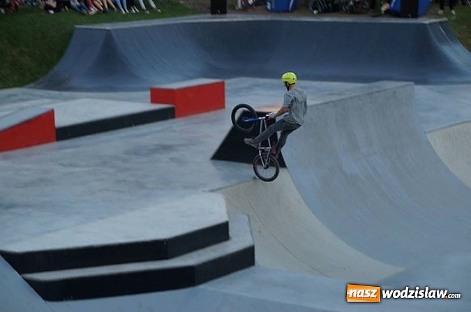 Zdjęcie w galerii na portalu naszwodzislaw.com: Tego jeszcze u nas nie było! NIGHT JAM na otwarcie skateparku wiadomości z regionu