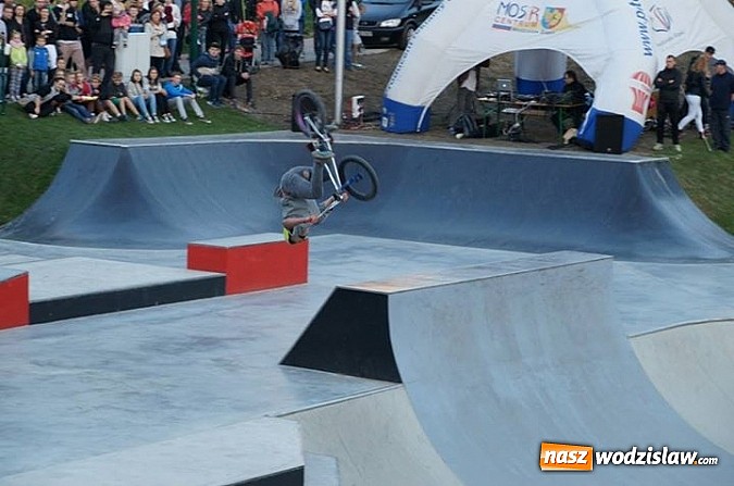 Zdjęcie w galerii na portalu naszwodzislaw.com: Tego jeszcze u nas nie było! NIGHT JAM na otwarcie skateparku wiadomości z regionu