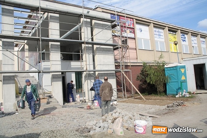 Zdjęcie w galerii na portalu naszwodzislaw.com: Remont wejścia do WCK zmierza ku końcowi? wiadomości z regionu