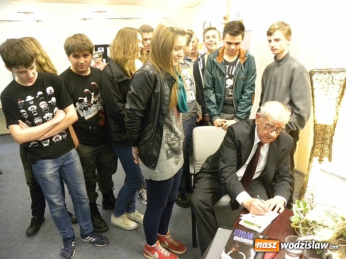Zdjęcie w galerii na portalu naszwodzislaw.com: Niezwykłe spotkanie z niezwykłym człowiekiem... i jego nowymi książkami wiadomości z regionu