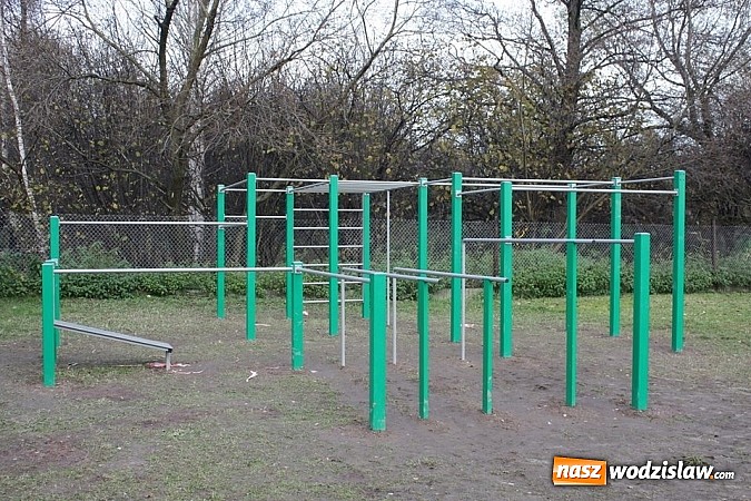 Zdjęcie w galerii na portalu naszwodzislaw.com: Już można korzystać z urządzeń do Street Workout`u wiadomości z regionu