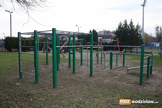 Zdjęcie w galerii na portalu naszwodzislaw.com: Już można korzystać z urządzeń do Street Workout`u wiadomości z regionu