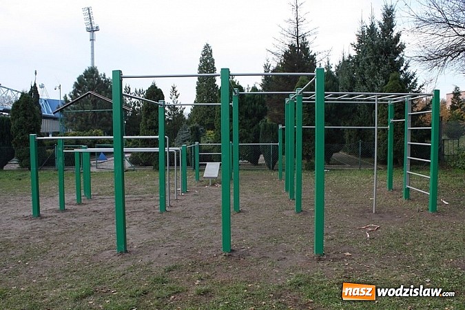 Zdjęcie w galerii na portalu naszwodzislaw.com: Już można korzystać z urządzeń do Street Workout`u wiadomości z regionu