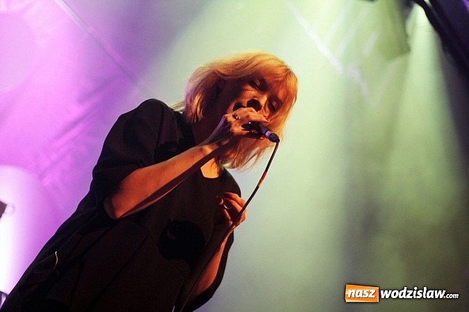 Zdjęcie w galerii na portalu naszwodzislaw.com: Niezwykły koncert Meli Koteluk w RCK "Feniks" wiadomości z regionu