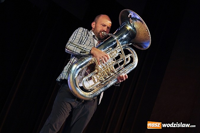 Zdjęcie w galerii na portalu naszwodzislaw.com: Humor połączony z wybitnym talentem muzycznym, czyli koncert austriackiej grupy Mnozil Brass wiadomości z regionu