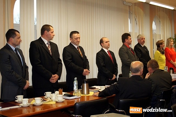 Zdjęcie w galerii na portalu naszwodzislaw.com: Pierwsza sesja Rady Gminy Mszana. Radni i wójt już po ślubowaniu  wiadomości z regionu