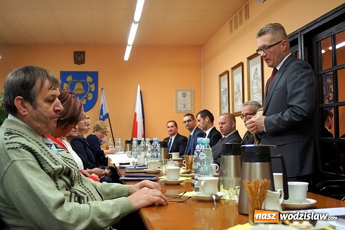 Zdjęcie w galerii na portalu naszwodzislaw.com: Pierwsza sesja Rady Gminy Mszana. Radni i wójt już po ślubowaniu  wiadomości z regionu