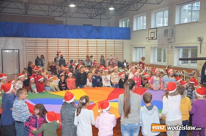 Zdjęcie w galerii na portalu naszwodzislaw.com: Ponad 100 dzieci wzięło udział w Powiatowych Mikołajkach wiadomości z regionu