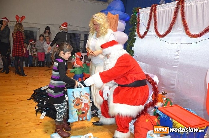 Zdjęcie w galerii na portalu naszwodzislaw.com: Ponad 100 dzieci wzięło udział w Powiatowych Mikołajkach wiadomości z regionu