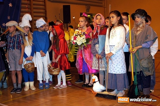Zdjęcie w galerii na portalu naszwodzislaw.com: Szkolne kolędowanie w Mszanie wiadomości z regionu