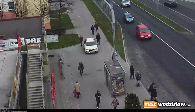 Zdjęcie w galerii na portalu naszwodzislaw.com: Rajd po chodniku. Przyjechał po zakupy pod sam sklep  wiadomości z regionu