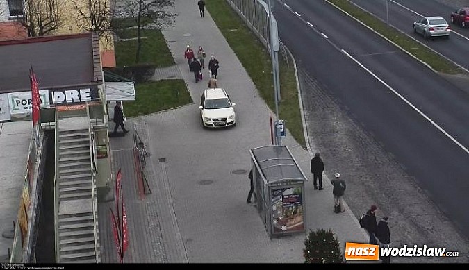 Zdjęcie w galerii na portalu naszwodzislaw.com: Rajd po chodniku. Przyjechał po zakupy pod sam sklep  wiadomości z regionu