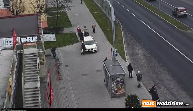 Zdjęcie w galerii na portalu naszwodzislaw.com: Rajd po chodniku. Przyjechał po zakupy pod sam sklep  wiadomości z regionu