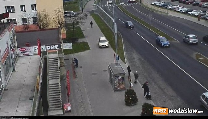 Zdjęcie w galerii na portalu naszwodzislaw.com: Rajd po chodniku. Przyjechał po zakupy pod sam sklep  wiadomości z regionu