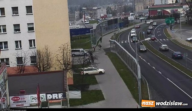 Zdjęcie w galerii na portalu naszwodzislaw.com: Rajd po chodniku. Przyjechał po zakupy pod sam sklep  wiadomości z regionu