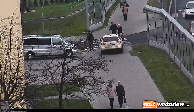 Zdjęcie w galerii na portalu naszwodzislaw.com: Rajd po chodniku. Przyjechał po zakupy pod sam sklep  wiadomości z regionu