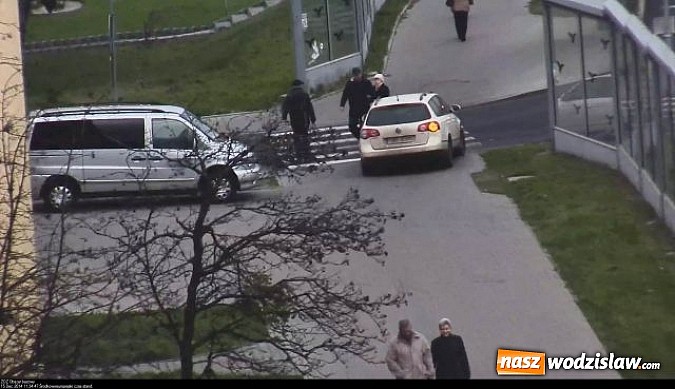 Zdjęcie w galerii na portalu naszwodzislaw.com: Rajd po chodniku. Przyjechał po zakupy pod sam sklep  wiadomości z regionu