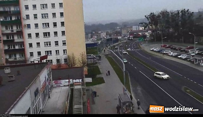 Zdjęcie w galerii na portalu naszwodzislaw.com: Rajd po chodniku. Przyjechał po zakupy pod sam sklep  wiadomości z regionu