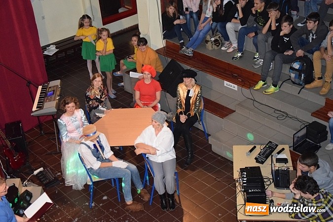 Zdjęcie w galerii na portalu naszwodzislaw.com: Pedagodzy z gimnazjum nr 3 wcielili się w role bajkowych bohater&oacute;w wiadomości z regionu