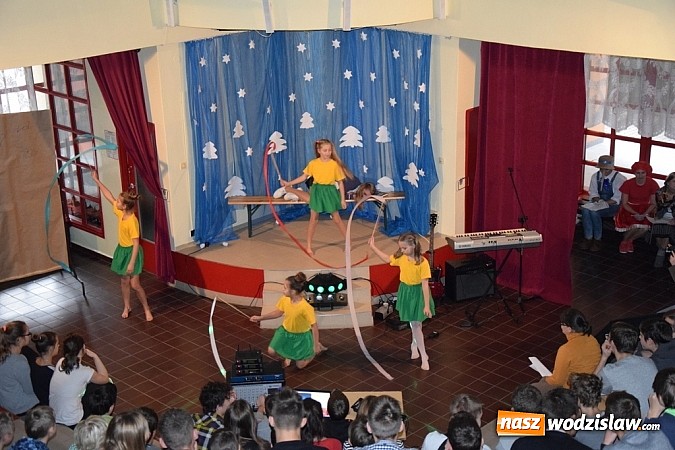 Zdjęcie w galerii na portalu naszwodzislaw.com: Pedagodzy z gimnazjum nr 3 wcielili się w role bajkowych bohater&oacute;w wiadomości z regionu