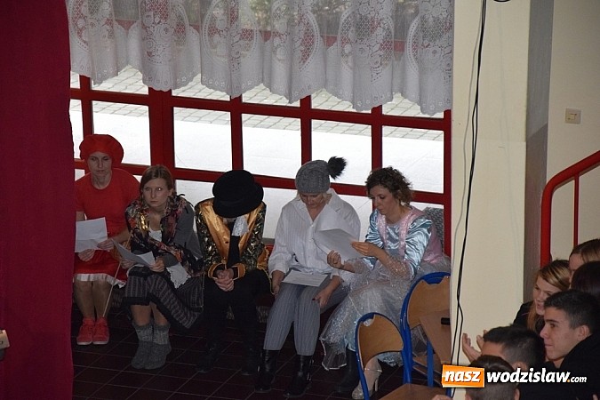 Zdjęcie w galerii na portalu naszwodzislaw.com: Pedagodzy z gimnazjum nr 3 wcielili się w role bajkowych bohater&oacute;w wiadomości z regionu