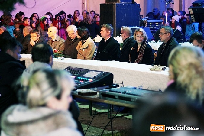 Zdjęcie w galerii na portalu naszwodzislaw.com:  Wodzisławianie po raz ósmy przełamali się opłatkiem wiadomości z regionu