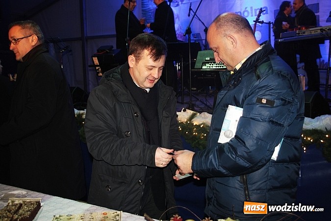 Zdjęcie w galerii na portalu naszwodzislaw.com:  Wodzisławianie po raz ósmy przełamali się opłatkiem wiadomości z regionu