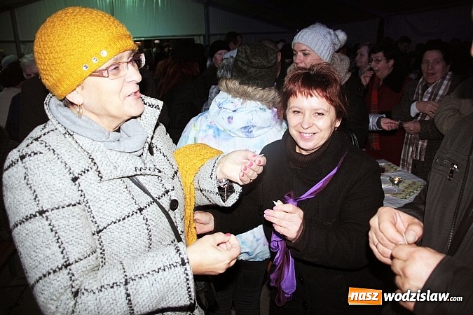 Zdjęcie w galerii na portalu naszwodzislaw.com:  Wodzisławianie po raz ósmy przełamali się opłatkiem wiadomości z regionu