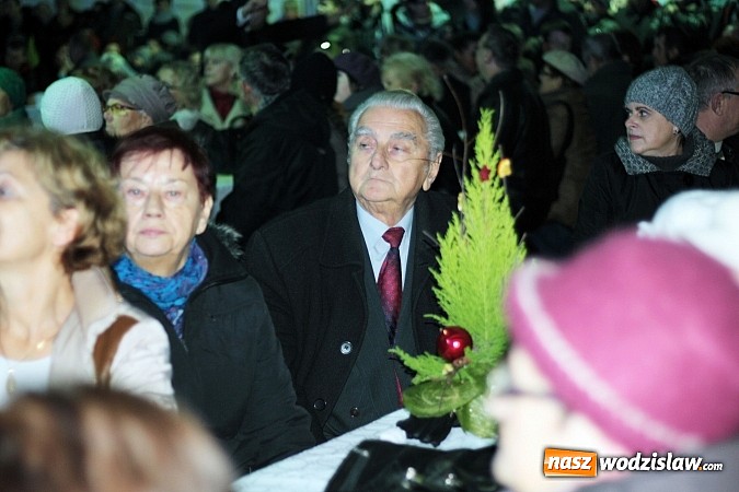 Zdjęcie w galerii na portalu naszwodzislaw.com:  Wodzisławianie po raz ósmy przełamali się opłatkiem wiadomości z regionu