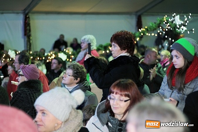 Zdjęcie w galerii na portalu naszwodzislaw.com:  Wodzisławianie po raz ósmy przełamali się opłatkiem wiadomości z regionu